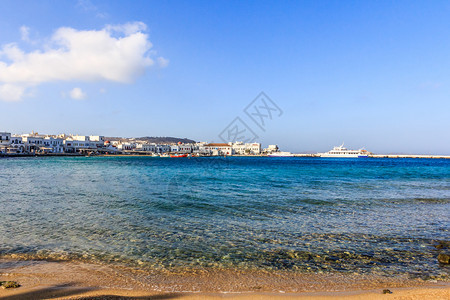 太阳晴天主要的城镇乔拉和港口希腊米科诺斯图片