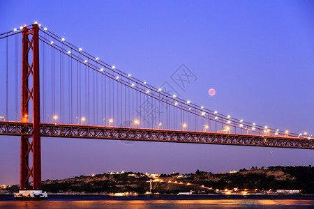 蚀寿命观星者月食是21世纪最长的血月425日葡萄牙里斯本桥上空的月食之景图片