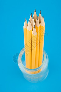 学校黄色的教育蓝背景上的黄铅笔图片