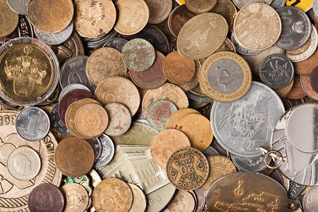 目的商业白色背景上孤立的一组旧硬币集金融图片