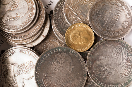 现金造币白色背景上孤立的一组旧硬币集背景图片