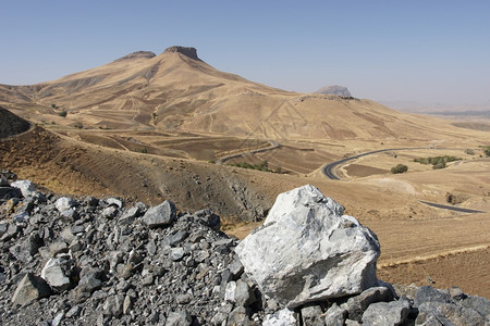荒芜的沙漠和道路全景图片