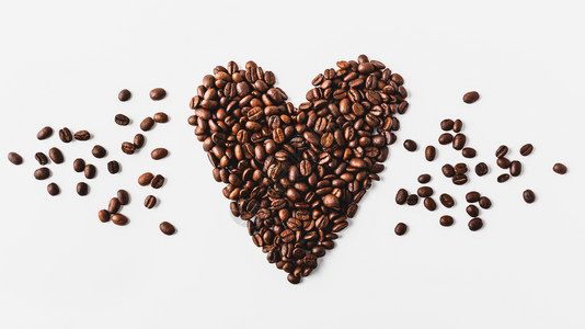 组成爱心的咖啡豆背景图片