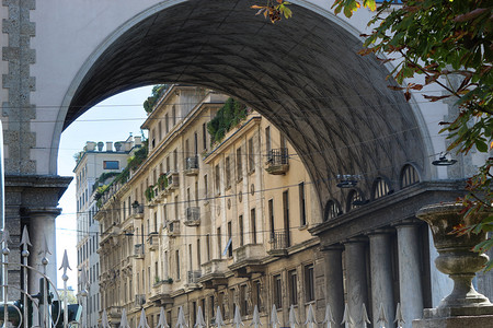 米兰古老的和铸造的栅栏建筑学拱金属图片