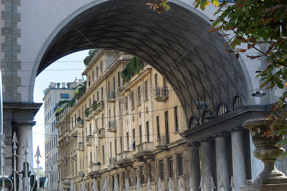 米兰古老的和铸造的栅栏建筑学拱金属图片