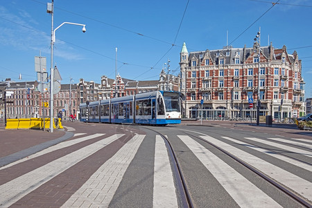 镇历史的在荷兰阿姆斯特丹市中心的电车驾驶开往荷兰阿姆斯特丹风景优美图片