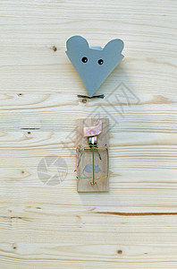 鼠标用纸和捕器制成的老在木柴上加培根陷阱木头制作图片