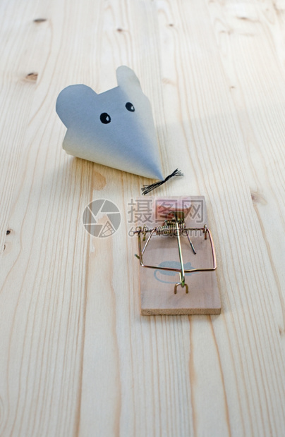 熏肉象征鼠标用纸和捕器制成的老在木柴上加培根制的图片
