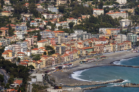 海滩意大利西北岸伊贝里亚省SanRemoSanremo地中海度假胜意大利西北部的Imperia雷莫桑图片