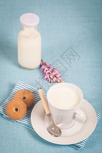 饮食健康营养在白杯中鲜奶春天饼干背景图片