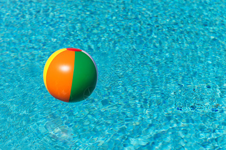 漂浮在水中的多彩海滩球图片