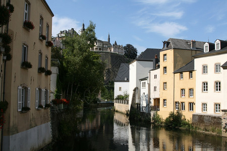 在卢森堡城的旧区反射夏天格兰德图片