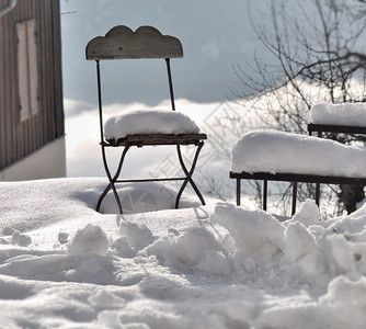 被雪覆盖的山间的桌椅图片
