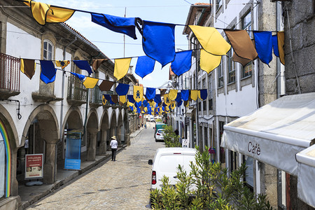 人们老的筹备葡萄牙历史城镇Trancoso每年一度的庆祝活动主要街道观视情况葡萄牙Trancoso主要的图片