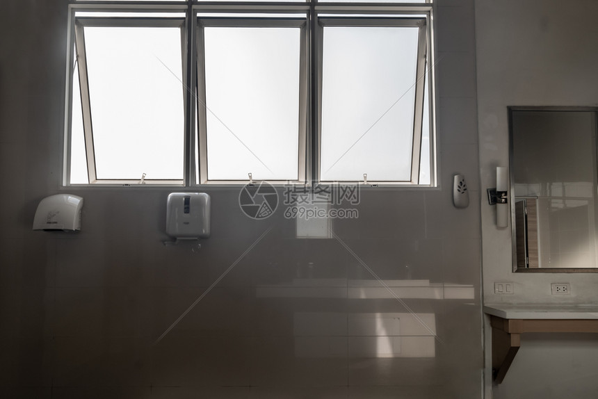 配对无框浅白色浴室内有窗户和无边面镜子用自然光相配的视图及设备清洁度图片
