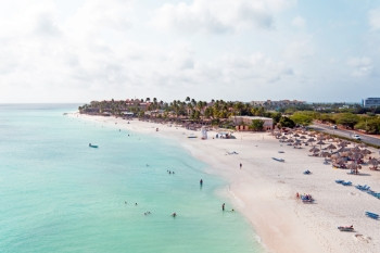 无人机加勒比海四边形位于加勒比阿鲁巴岛的Manchebo海滩的空中飞机图片