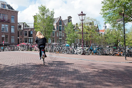 来自荷兰阿姆斯特丹市中心的自行车赛场人们户外风景优美图片