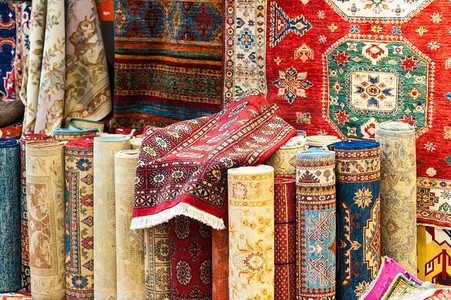 地毯的种类选择会把地毯店铺卷起来装饰品小地毯轧制图片