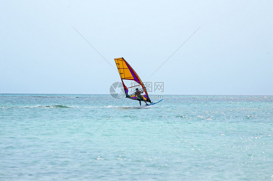 男冲浪者板加勒比海上阿鲁巴岛的风景海图片