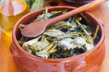 烹饪阿普利亚陶瓷锅中新鲜的椰子干酪和奶油典型的图片
