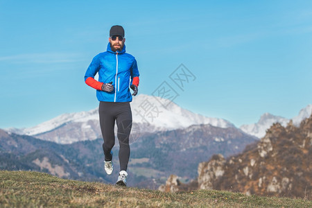 活力冬季高海拔训练中马拉松跑者提高血红蛋白球素赛跑者户外图片