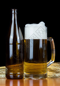 喝黑底小麦的啤酒和瓶子粉黑色的酿造背景图片
