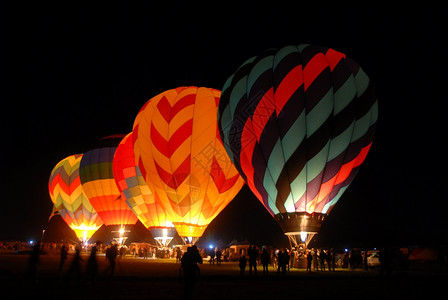 照亮黑暗的气球内华达州里诺气囊飙升雷图片
