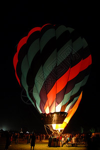 气体灯光笼罩着黑暗的气球雷诺内华达州里航空高清图片