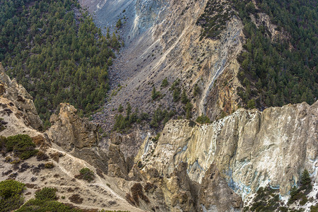 山间的岩石地貌图片