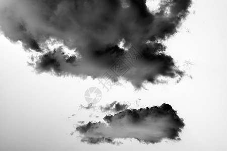 有毒的白云上危险和剧烈的黑云污染灰尘图片