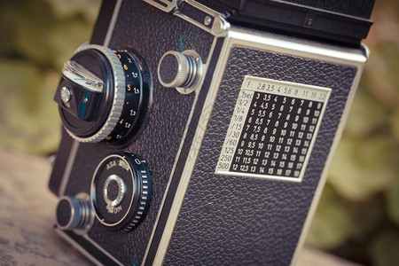 快门折叠式的针孔用模拟胶片制作的古老照相机美丽设计背景图片