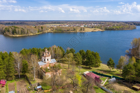 俄罗斯水岸旁边的一座教堂图片
