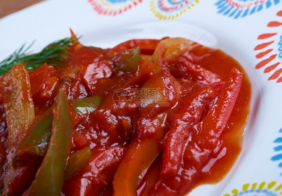 盘子tchektchouka马格勒布西红柿和铃椒及辣苦的切克丘卡图片