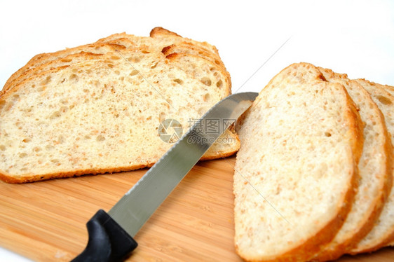 三明治新鲜的土豆面包切片用刀子磨碎在白色背景上砍板切碎的裂小麦苏达夫面包锯齿状破裂图片