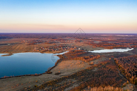 太阳远的伊万诺沃从俄罗斯Ivanovo地区日落光线下Uvodsky水库无人驾驶飞机观测到图片