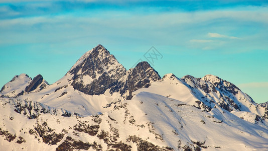 布满雪的山峰和蓝天图片