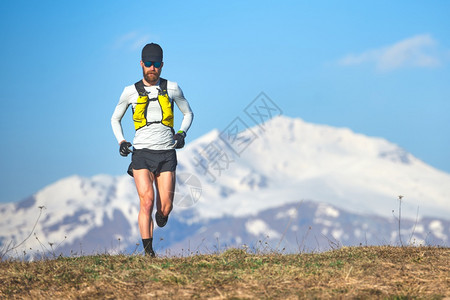 山间跑步的年轻男性图片