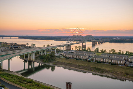 埃尔南多太阳美国田纳西州孟菲斯南多德索托桥密西河上日落公园图片