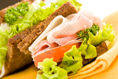 毛巾英斯拉塔照片美味的大起司和火腿三明治白色孤立背景的生菜黑色背景图片