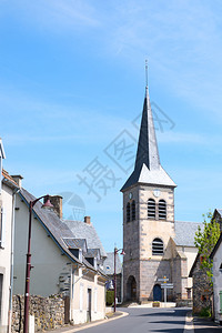 法国Auvergne的Bagnols村教堂和街道建筑学物图片