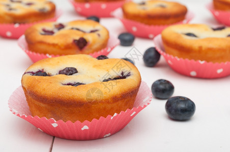 白桌上自制蓝莓松饼桌子纸杯蛋糕甜点图片