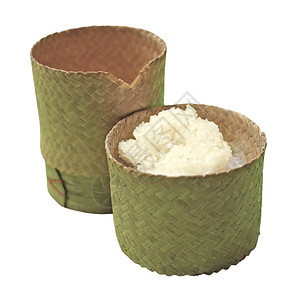 木制的亚洲人在一个竹木盒子里在白色背景上被孤立的竹木盒里用粘黏糊大米文化图片