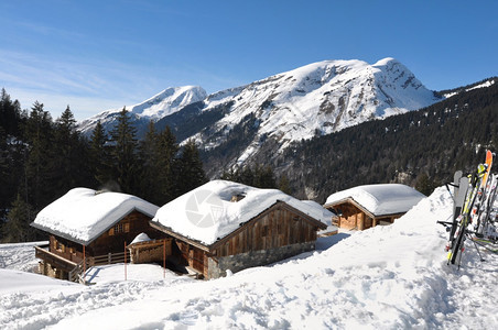 盖满雪的山间小屋顶图片