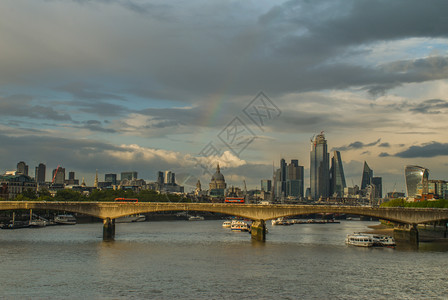 现代的制作王国2019年4月7日伦敦摩天大厦沿泰晤士河的图片