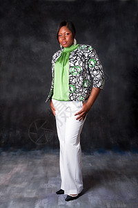 身穿白裤子和绿色衬衫的美籍非洲女商人穿着白裤和绿衬衫站着西装女美丽的国人图片
