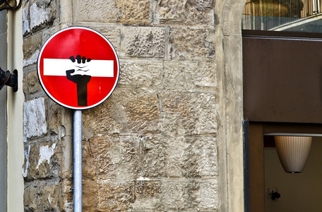 交通红色的意大利佛罗伦萨的一条街上个滑稽无入境标志口图片