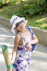 淑女金发郎穿着夏裙和白帽子的可爱女孩玩图片