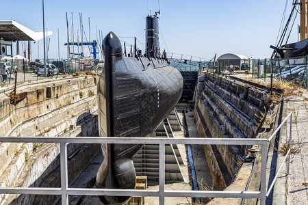 博物馆码头展览NRPBarracuda潜艇在1967年建造的干船坞中观察情况该潜艇一直运行到201年退役位于葡萄牙阿尔马达卡西拉图片