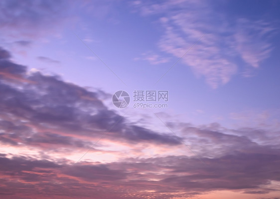 柔软焦点下美丽的暮光天空背景抽象的丰富多彩图片