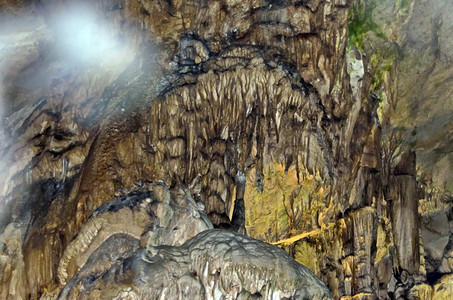 靠近黄色的保加利亚Vratza镇附近的Ledenika洞穴风景美丽灰色的图片